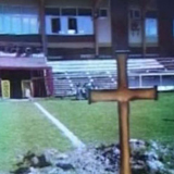 Hinchas serbios 'plantan' una tumba en
el campo para amenazar a su equipo