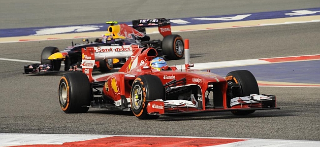 Alonso, pilotando en el circuito de Bahrin / RV RACING PRESS