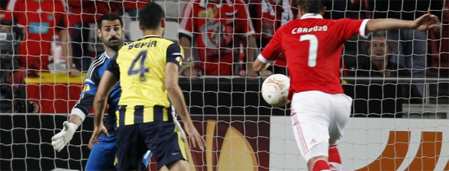 Cardozo pone en su sitio al Benfica