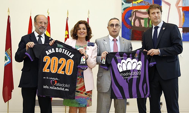 Presentacin de la camiseta que el Valladolid vestir maana en Liga contra el Real Madrid en el Bernabu, como apoyo a la candidatura Madrid 2020. FOTO ANGEL RIVERO | MARCA