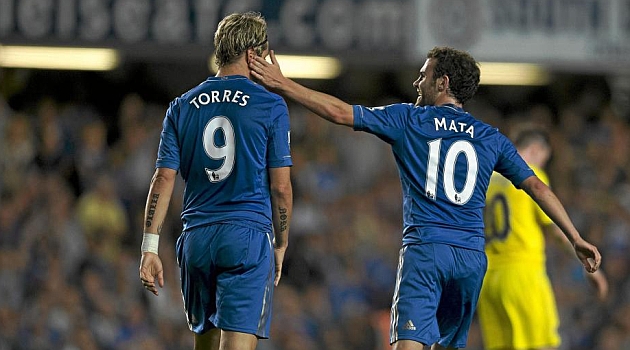 Mata celebra con Torres un gol del Chelsea. FOTO: AFP