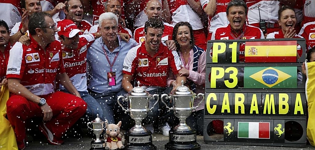 Alonso, con sus padres, celebra su victoria con los miembros del equipo / RV RACING PRESS