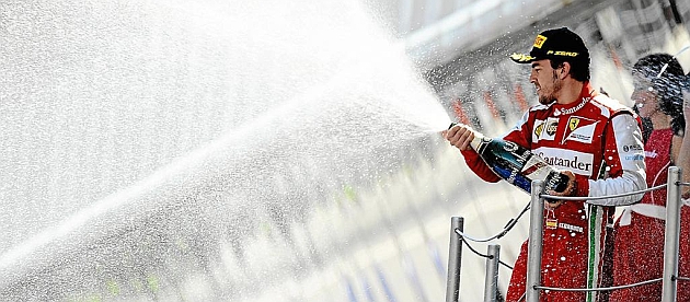 Alonso celebra con champn el triunfo en el GP de Espaa / Foto: RV Racing Press