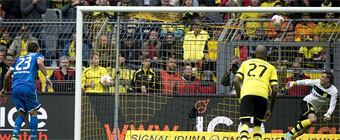 Dos penaltis salvan al Hoffenheim
del descenso directo en Dortmund