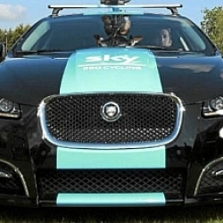 Jaguar ensea a conducir a los directores del equipo Sky