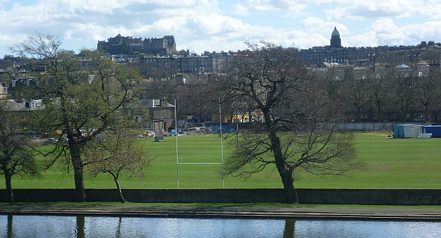 El Raeburn Place Rugby Ground con el castillo de Edimburgo de fondo