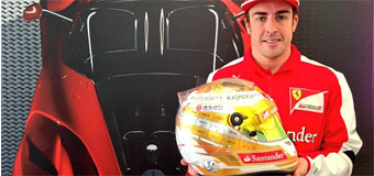 Alonso presenta su casco para el GP de Mnaco
