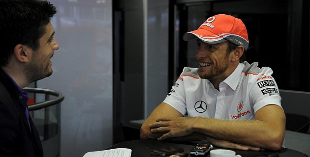 Button, durante la entrevista con el redactor de MARCA, Miguel Sanz. / RV RACING PRESS