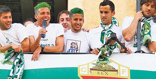 Coro, en el centro con la camiseta de Jarque, en el balcn del Ayuntamiento con sus compaeros / Manuel Lorenzo (Marca)