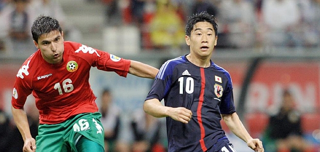Shinji Kagawa e Iriya Milanov, en un lance del partido / AFP