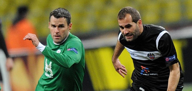 Orbaiz, con el Rubin, peleando por un baln junto a Barkero en la Europa League / AFP