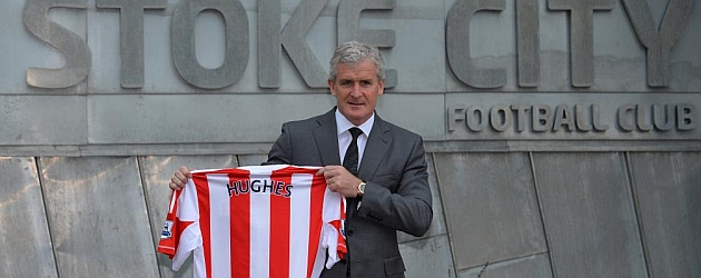 Mark Hughes posa con la camiseta del Stoke City / AFP