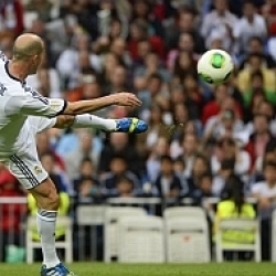 Zidane y Figo deslumbran al Santiago Bernabu en el 'Corazn Classic Match'