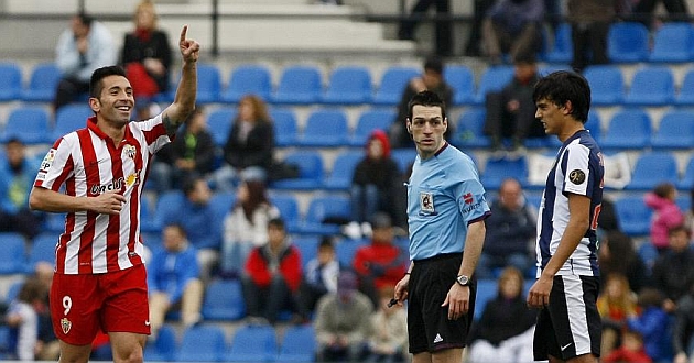 Charles celebra un gol en presencia de Prieto Iglesias / Manuel Lorenzo (Marca)