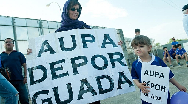 Aficionados alcarreño protestando contra la decisión de la LFP / Nacho Izquierdo (Marca)