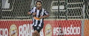 Ronaldinho da la noche a Luxemburgo