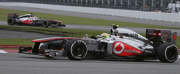 Sergio Prez rueda por delante de su compaero Jenson Button en Canad / RV RACING PRESS