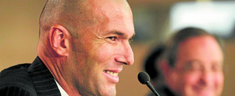 Zidane, con Florentino de fondo