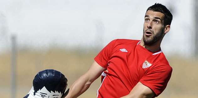 lvaro Negredo se dispone a rematar de cabeza en un entrenamiento del Sevilla / Kiko Hurtado (MARCA)