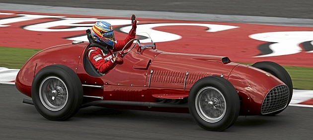 Alonso conduce en Silverstone el Ferrari con el que Gonzlez gan la primera carrera de la 'Scuderia' en el 60 aniversario de dicho momento / RV RACING PRESS