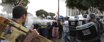 Unos mil manifestantes se enfrentan con
la polica en los alrededores de Maracan