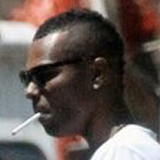 Ashley Cole, cazado fumando un cigarrillo