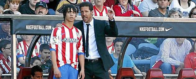 liver Torres recibe instrucciones de Diego Pablo Simeone antes de saltar al csped en un partido de Liga / Jos A. Garca (MARCA)