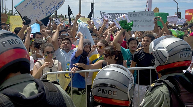 Imagen de los manifestantes y la Policía / AFP