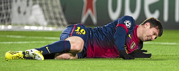 Messi, en el suelo en un partido de Champions / PABLO PUEYO (MARCA)