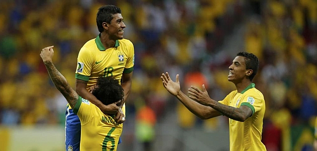 Paulinho celebra su gol ante Japn con Luiz Gustavo y Marcelo / REUTERS