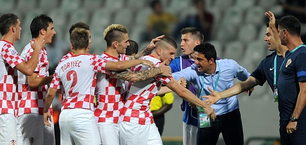 Los jugadores croatas celebran su gol / AFP