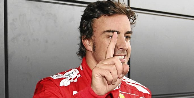 ernando celebr su pole en Inglaterra 2012 copiando en broma el estilo de Vettel / RV RACING PRESS