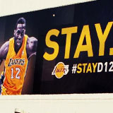 Los Lakers piden a Dwight Howard que se quede en una pancarta