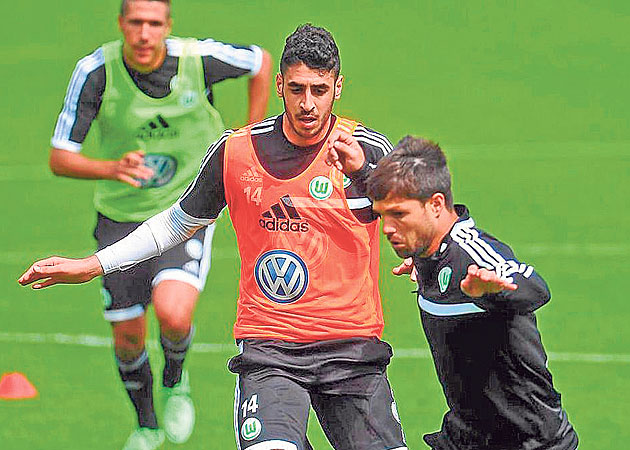 Diego, objetivo del Atltico, inici ayer la pretemporada con el Wolfsburgo alemn. En la imagen aparece controlando la pelota. FOTO: Twitter del Wolfsburgo