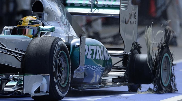 Hamilton, en el momento del pinchazo en su Mercedes cuando era líder / Foto: AFP