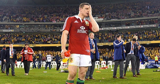 Un triste Brian O'Driscoll se tapa la cara tras la derrota del sbado ante los 'Wallabies' / AFP