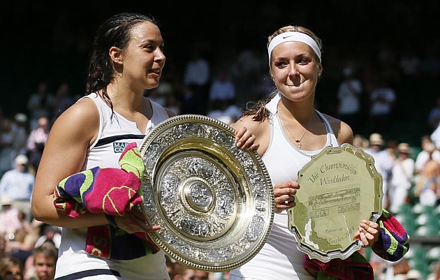 Bartoli Y Lisicki con sus respectivos trofeos. FOTO: AFP