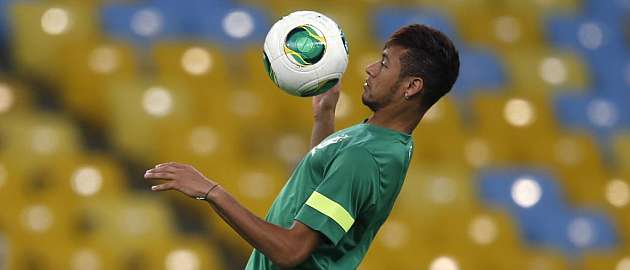 Neymar controla un baln durante un entrenamiento con la seleccin de Brasil / Reuters