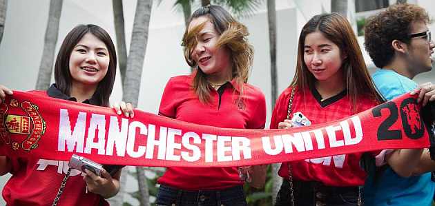 Decenas de seguidores reciben al Manchester United en Tailandia