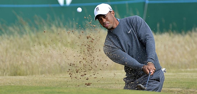 Tiger Woods golpea una bola en el British Open / REUTERS