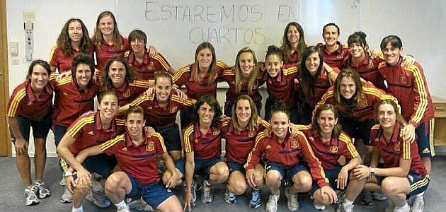 Las jugadoras de la selección española se conjuran para alcanzar los cuartos en un salón de su hotel de concentración / DAVID MENAYO (MARCA)