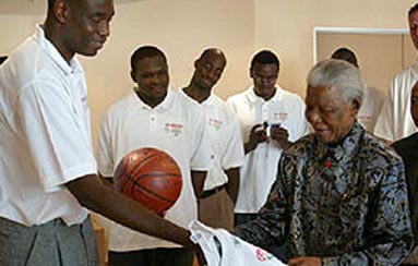 Cumple 95 aos Nelson Mandela, el lder que admira a Mutombo