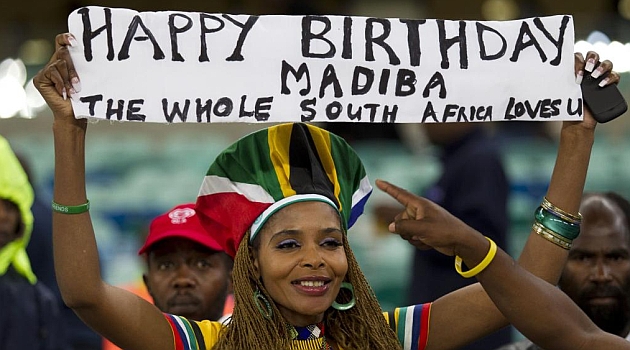 Una aficionada felicita a Mandela en el partido entre el AmaZulu y el Manchester City / REUTERS