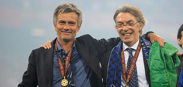 Mourinho y Moratti se abrazan despus de que el Inter ganara la Liga de Campeones en el Bernabu / AFP