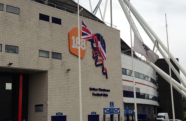 El estadio del Bolton ondea su bandera a media asta