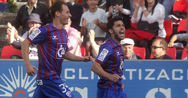 Pacheco celebra uno de los cinco goles que marc con el Huesca / lvaro Calvo (Marca)
