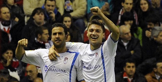 igo Lpez y Siqueira celebran un gol del Granada en San Mams / Juan Echeverria (Marca)
