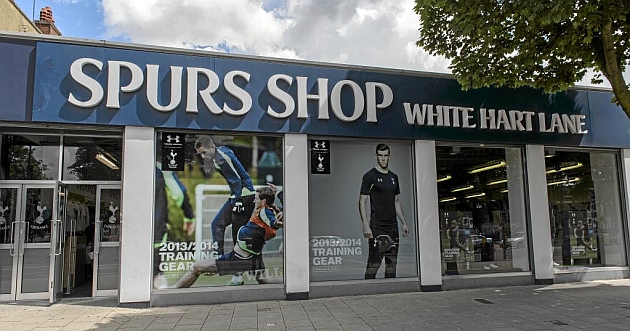 La tienda del Tottenham en White Hart Lane, en la que figura una pster gigante de Bale / Juan Aguado (Marca)