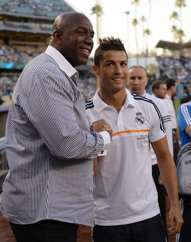 El cara a cara de Cristiano Ronaldo y Magic Johnson en Los ngeles... con guio de CR7 includo