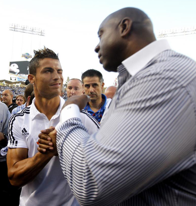 El cara a cara de Cristiano Ronaldo y Magic Johnson en Los ngeles... con guio de CR7 includo